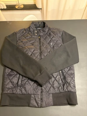 Svart quiltad jacka Polo Ralph Lauren - Quiltad svart jacka från Polo Ralph lauren. Använd fåtal gånger och är i bra skick, inga defekter.