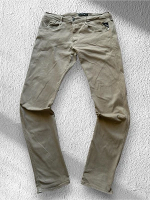 Beiga Replay Anbass Jeans  - Klassiska Replay Anbass jeans i beige tvätt. Jeansen är i mycket bra skick och sparsamt använda. Anbass är slim fit! |  Storlek: W36/L34 (normal i storleken) | Skick: Mycket bra skick! | Färg: Beige | Märke: Replay | Modell: Anbass |  Hör gärna av dig vid frågor så svarar jag så fort jag kan! 😁| 