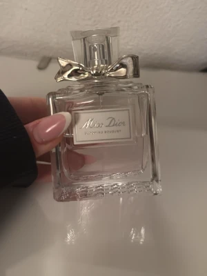Miss Dior Blooming Bouquet parfym 🩷 - Jag säljer en jättefin och söt parfym, luktar jättegott och är en fräsch doft. Sitter extremt länge på och är i en 50ml flaska. 🩷