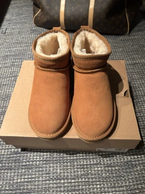 UGG classic ultra mini -  Uggs classic Ultra mini köpta hos boozt.com storlek 38  perfekt skick aldrig använda  nypris 2299kr mitt pris 1699 kr helt nya aldrig använda säljs pågrund av att jag köpte ett par svarta istället till min mamma i födelsedagspresent. Iallafall så skriv om det är något topp skick på dom endas prövade kvitto digital screen shot vid köp se sista bilden. Perfekta som julklapp till syster,mamma ❤️