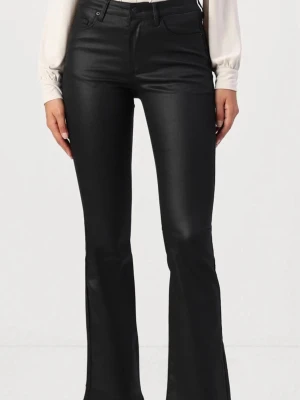 Svarta bootcut byxor i skinnimitation - Snygga svarta byxor i skinnimitation med bootcut-snitt och hög midja. Byxorna har klassiska fickor, bälteshällor och en dragkedja framtill. Perfekt för dig som vill ha en edgy och trendig look med lite extra attityd.