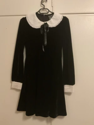 Black velvet dress with white collar - Super cute dress from Carpe noctem Has makeup on the sleeve and some other stain.  :( sleeve 60cm, 83 cm length, 33cm waist