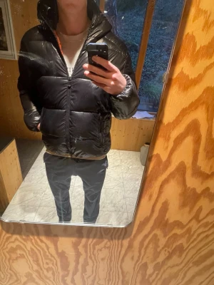 Svart Save the duck dunjacka - Svart  dunjacka från Save The Duck, i perfekt skick. Jackan är i storlek xl, men passar mer L/M