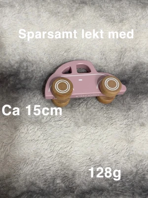 Rosa träbil - Sparsamt lekt med. Ca 15cm