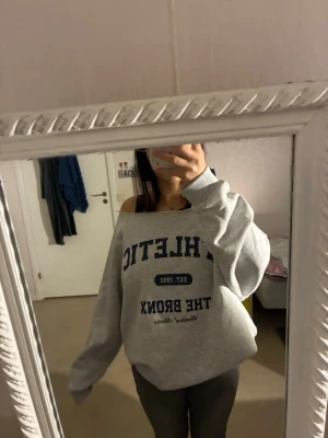 Hoodie  - Köpt från newyourker i Prag, halsen och midjan är ”klippt” från början.