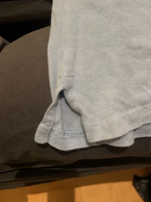 Polo T-shirt -  Säljer en superfin blå tröja från polo i bra skick. Säljer inte under 200 kr då den är köpt i somras, lite urtvättad🩷 