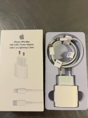 iPhone 14 Pro Max 20W USB-C Power Adapter + USB-C to Lightning Cable - Ny och oöppnad Apple 20W USB-C strömadapter med USB-C till Lightning-kabel, kompatibel med iPhone 14 Pro Max. Perfekt för snabb laddning. Inga synliga defekter eller slitage, komplett i originalförpackning.
