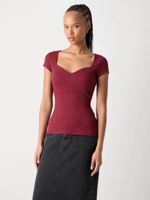 Vinröd ribbad topp från Anna Field - Säljer en vinröd ribbad topp från Anna Field med snygg v-ringning och korta ärmar. Toppen är figurnära och har en mjuk, stretchig känsla. Perfekt till jeans eller kjol för en chill look.