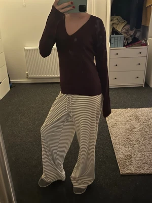 v-ringad tröja - Säljer en vinröd långärmad tröja med v-ringning. Perfekt för basic plagg men inte lika basic pågrund av den fina färgen. Materialet känns mjukt och skönt mot kroppen.💫