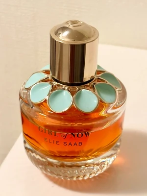 Elie Saab Girl of Now EdP 50 ml - Girl of Now från Elie Saab, 50 ml. Kvarvarande mängd syns på bild. Givetvis förvarad mörkt och svalt. 
