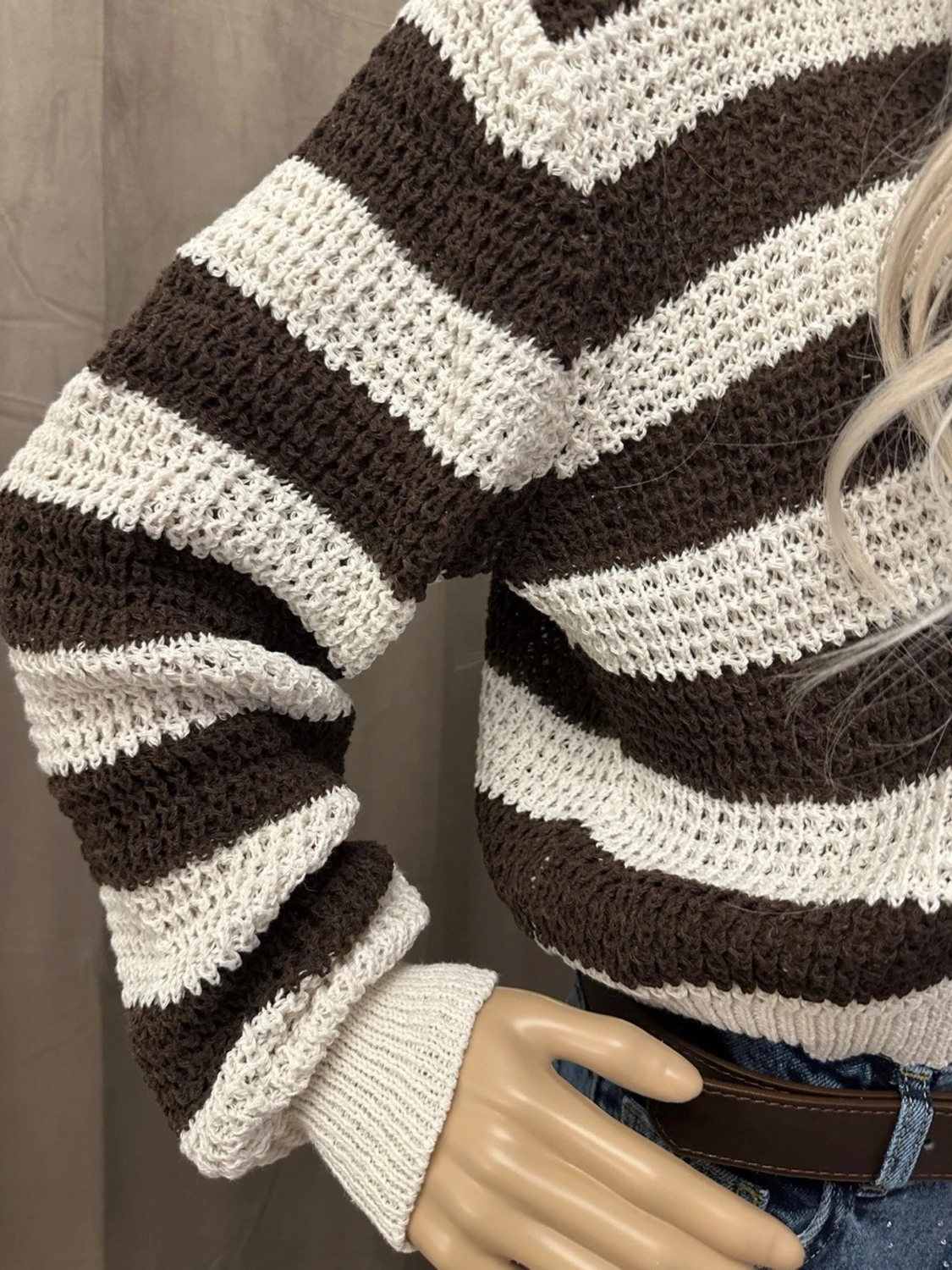 Randig stickad kofta med guldknappar - 2