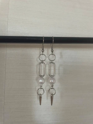 Silver örhängen - Ett par jättefina långa silver örhängen med pärlor som är gjorda av mig☺️