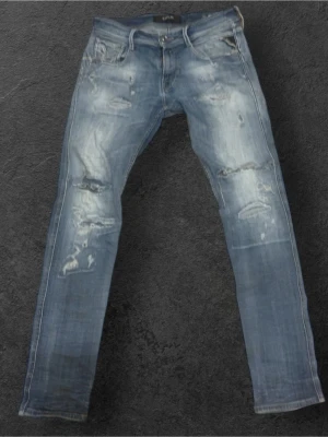 Replay anbass - Säljer ett par replay anbass med schyssta slitningar.                                                                   Dem har ett par defekter men jag tycker personligen inte att de ser dåliga ut. Bilder på effekterna finns på de 4 sista bilderna. Hål på varsitt knä och vid bakfickan, sen ett jätte litet nära fickan.                                                             Dessa är i storlek 30/30. Längd: 99-100cm, midja: 38-39cm, benöppning: 15 cm. Skriv vid fler funderingar! 