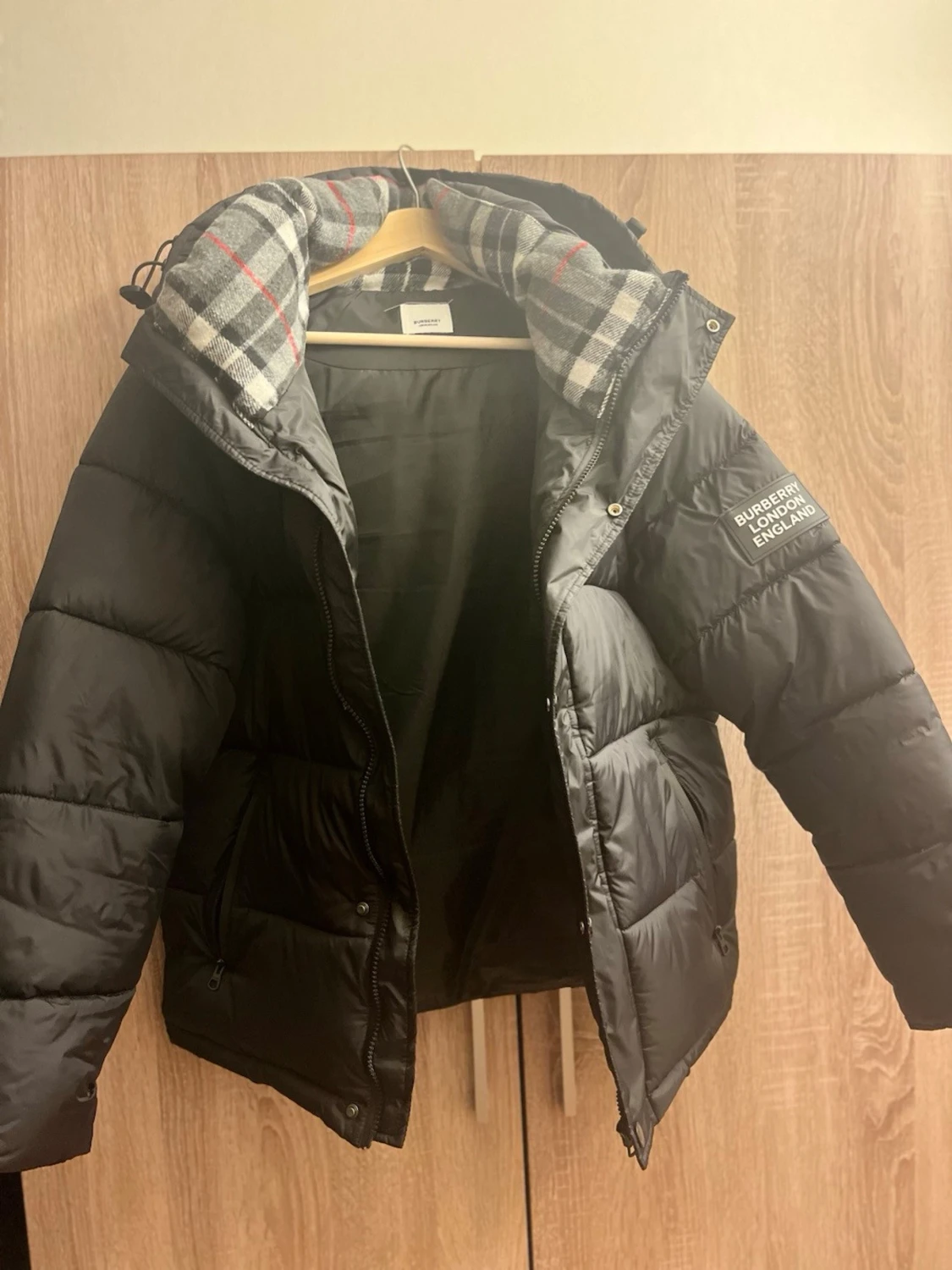 Svart Burberry pufferjacka med rutig krage - 1