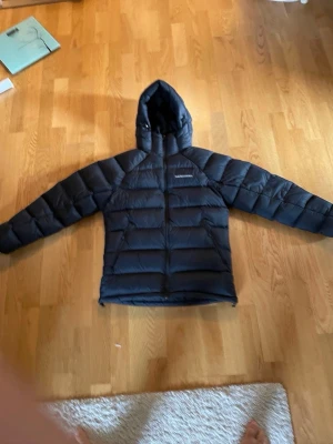 Mörkblå Peak Performance jacka - Säljer en peak performance vinter jacka som är väldigt tjock och varm. Den är nästan helt ny då den knappt har använts. Den är i storlek S men peak har större storlekar på plagg så den passar även M
