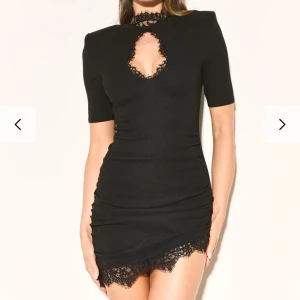 Svart kort klänning med spetsdetaljer - Snygg svart kort klänning med spets runt halsen, uringningen och nederkanten. Från Noughts and kisses, klänningen är slutsåld på hemsidan jag betalade totalt 1300 kr för klänning med tull inräknad. Aldrig använd med lappar kvar. 