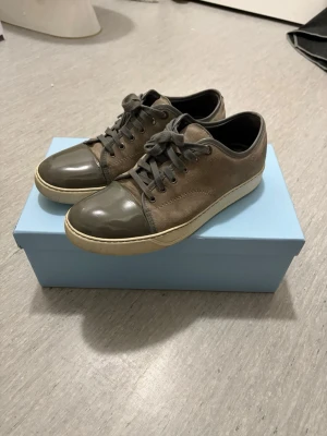 Lanvin captoes skor - Tja, säljer ett par schyssta lanvin captoe i storlek uk8, motsvarar 42-43. Dem är sparsamt använda som man ser på bilderna och skicket är därför 9/10. Allt Og medföljer. Lådan är i mycket bra skick och dustbagen/snörena är helt nya. Vid mer frågor är de bara att höra av sig!🔥👋🏼