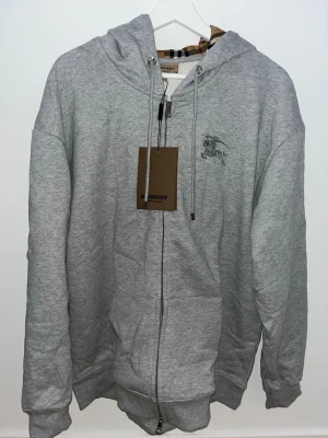 Burberry zip - Samma som min svarta jag har uppe på min sida så hade jag 100% haft kvar den om den inte var för stor, tveka inte att ställa frågor och priset är förhandlingsbart🔥