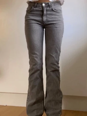 Grå bootcut jeans - I mycket fint skick