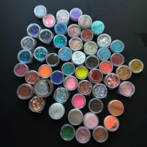 Glitter + chrome pulver - Blandat Nagelglitter, många av brukarna är fulla, några har använts lite av. Pris kan diskuteras vid snabb affär