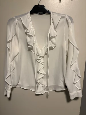Blus vit - Vit blus i bra skick knappt använd. 