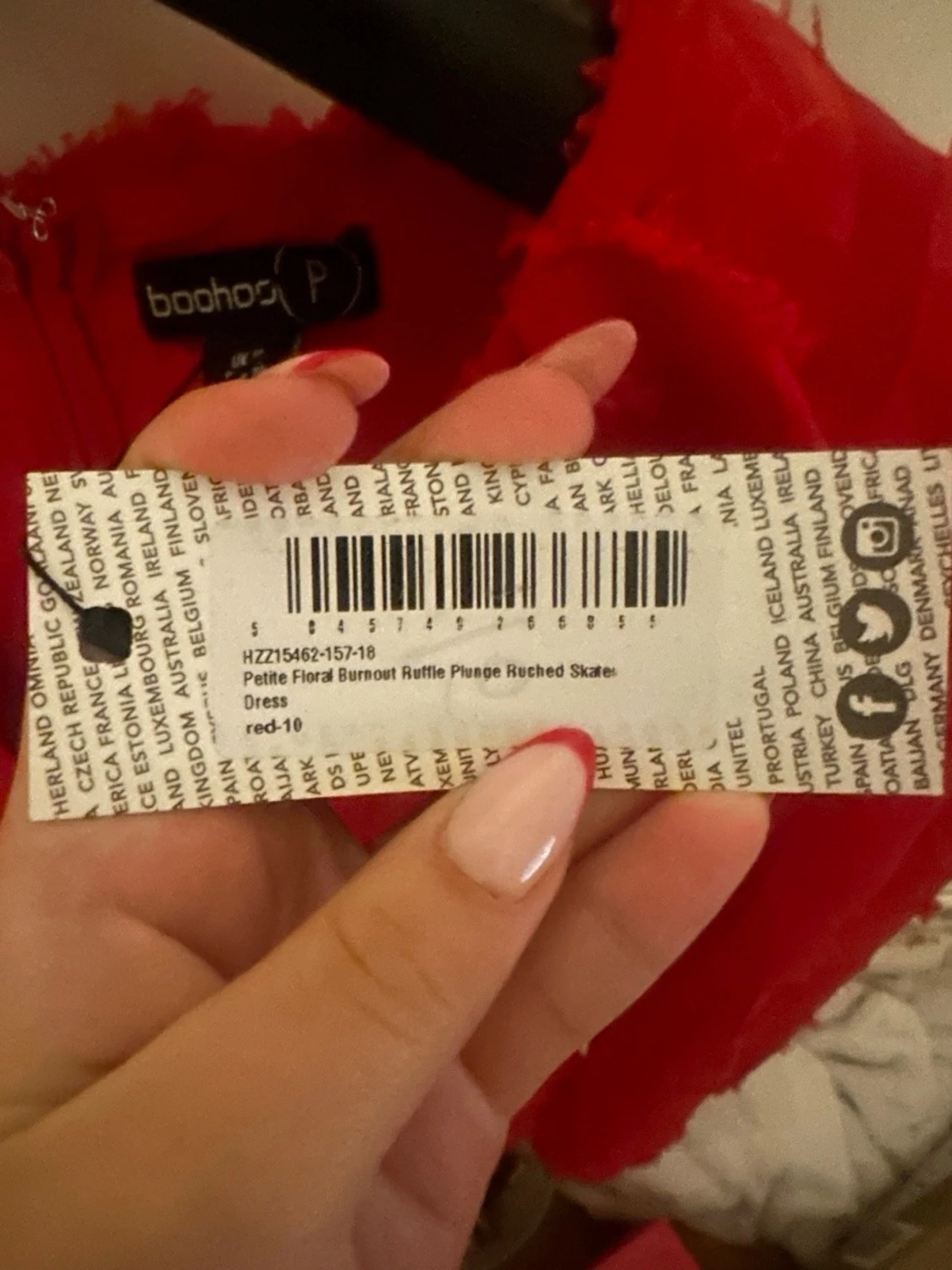 Röd volangklänning från Boohoo - 1