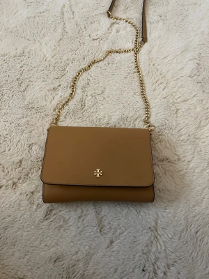 Beige axelväska från Tory Burch - Snygg beige axelväska från Tory Burch i nytt skick💘 