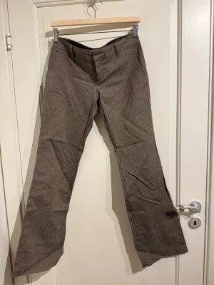 Bruna bootcut kostymbyxor - Mönstrade kostymbyxor i bomull med låg midja.