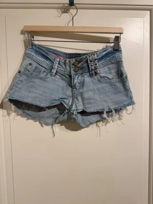 Lowaist jeans shorts - Väldigt lågmidjade shorts, coola detaljer och något ljusare i färgen.