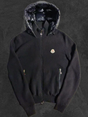 Moncler cardigan  - Size m sitter som s, rare modell. Nypris är strax under 15 000. Svart är den, passar mig som är 173
