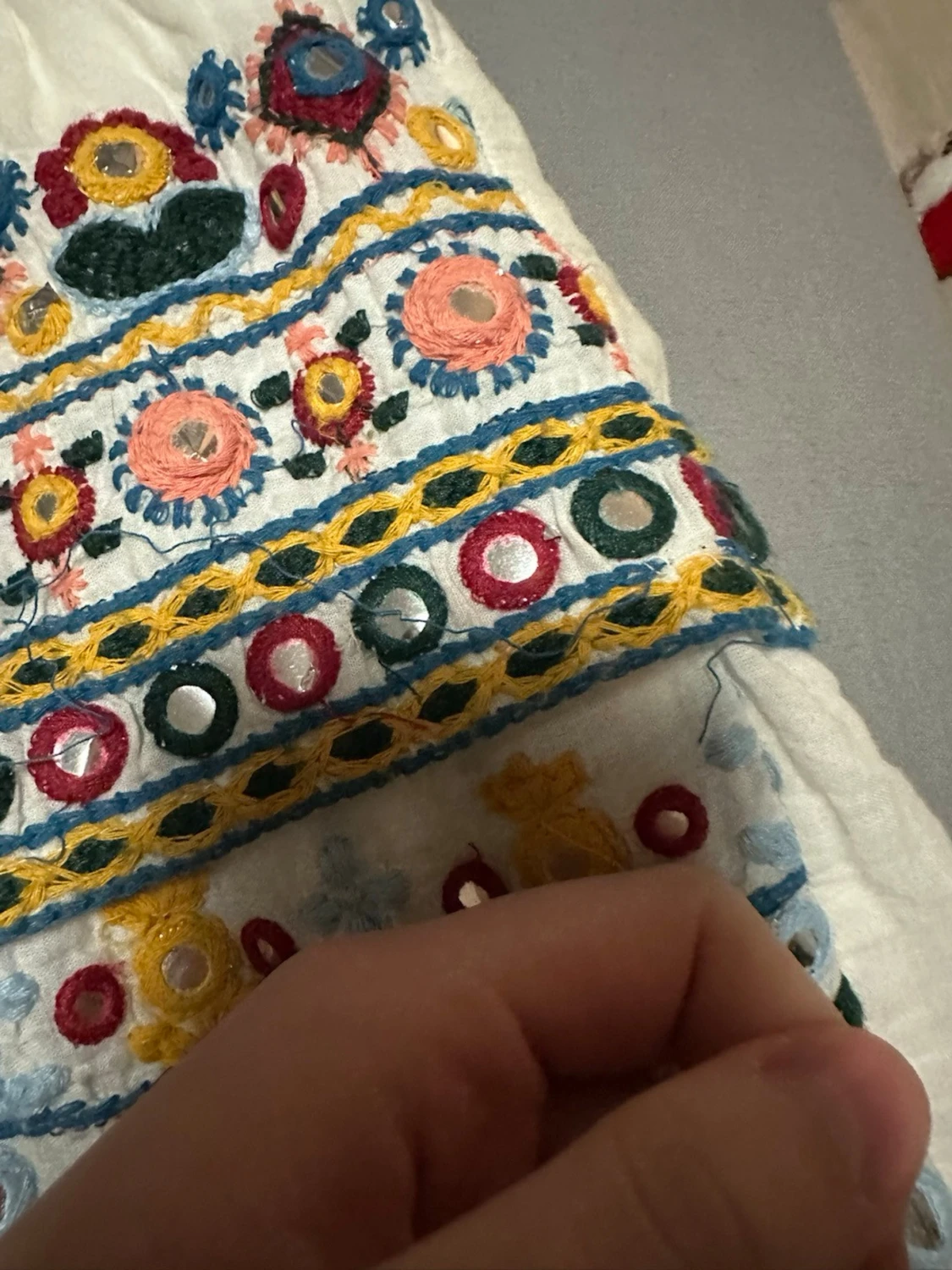 Broderad vit kortkjol med tofsar - 6