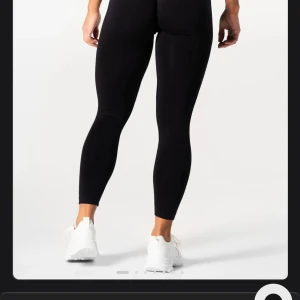 Svarta leggings i stretchigt material - Säljer ett par svarta leggings från relode med tight passform och stretchigt syntetmaterial. Perfekta för träning och inte see through, storlek S knappast använda så i nyskick skulle jag säga. 