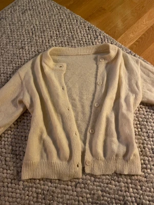 Beige stickad kofta med knappar - Mysig beige stickad kofta i storleken XS/S. Varmt och skönt material!