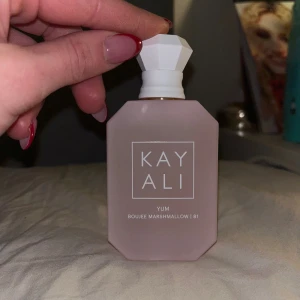 Kayali Yum Boujee Marshmallow 50ml - Kayali parfym med noter av sockervadd, jordgubbe, marshmallow, kokos, vanilj och mysk. Volym: 50 ml. Har bara testat den, så gott som ny.