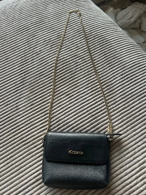  Kazar väska - Kazar väska i mycket fint skick använd få gånger. Äkta skinn