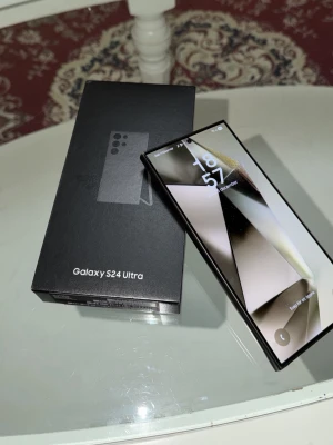 Galaxy S24 Ultra - Samsung Galaxy S24 Ultra i mycket gott skick, med originalkartong. 256 GB lagring, 12 GB RAM och kraftfullt batteri. Skärmen och kamerorna ser ut att vara i toppskick, inga synliga repor eller skador. Perfekt för dig som vill ha en premium Android-telefon med hög prestanda.