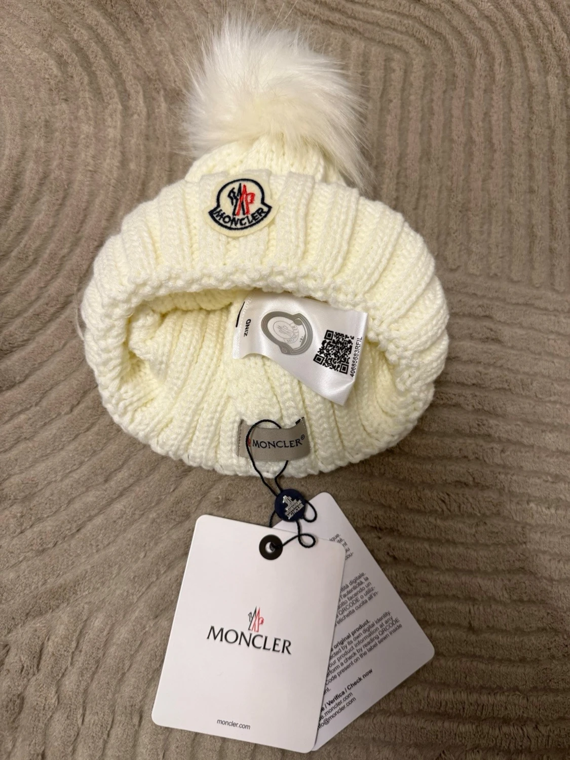 Vit stickad Moncler mössa med pälsboll - 2