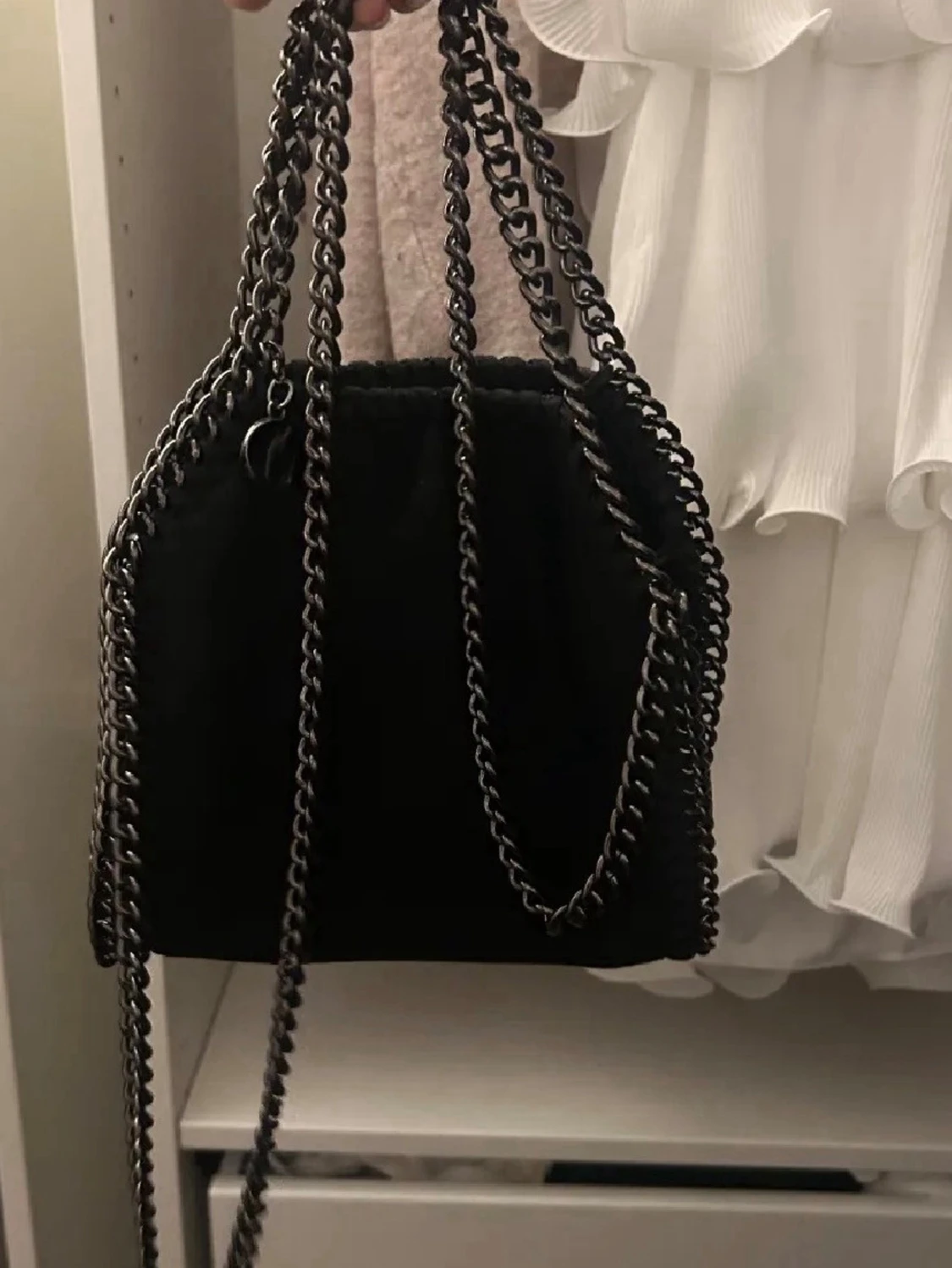 Svart axelväska med kedjedetaljer