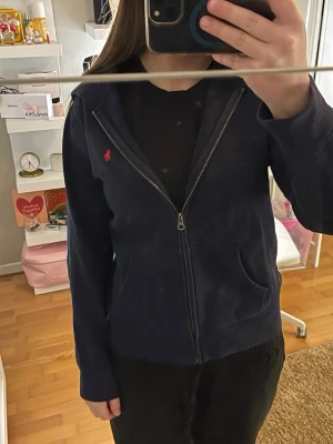 Polo Ralph Lauren zip - Säljer en snygg zip-up från Polo Ralph Lauren, den är väldigt bra i skick. Storlek L i barn, skulle säga att den sitter som en S. 
