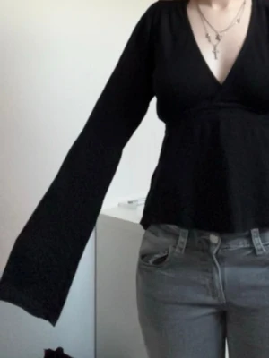 Svart topp från Gina  - Snygg men simpel svart topp från Gina, funkar till allt!