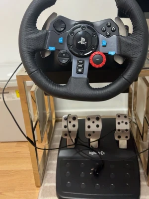 Logitech G29 Racing Wheel & Pedals - Logitech G29 ratt och pedalset för PlayStation och PC. Perfekt för racing- och bilspel, med realistisk force feedback och slitstarka metallpedaler. Produkten är i jätte bra skick utan synligt slitage eller defekter. Alla kablar och strömförsörjning ingår.