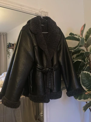 Svart jacka med bälte från Gina Tricot - Jacka från Gina endast testad 