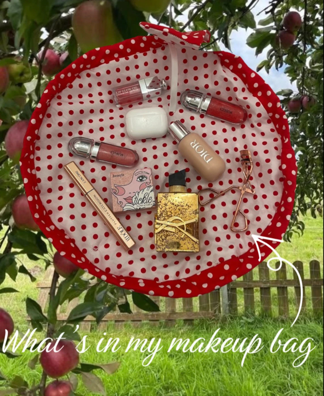 Röd prickig sminkväska med snörning - 2