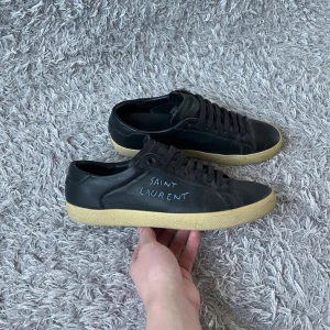 Saint Laurent sneakers - Säljer ett par sköna SL dojor, i läder därav ett lite skönare alternativ till vintern! | Fint skick förekommer mindre tecken på användning som kan ses på bilderna! | Kommer med dustbags! | Ställ gärna frågor innan du köper