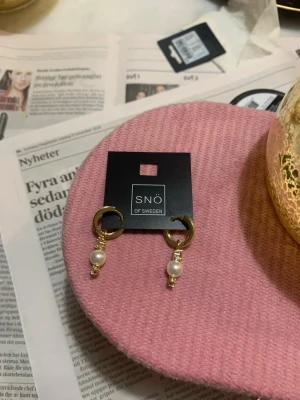 Snö av Sweden  -  ett par örhängen från SNÖ of Sweden.  Kostar 800kr i butik 