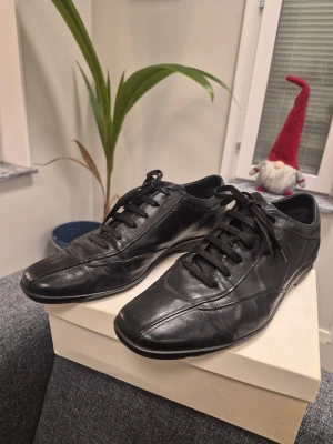 Vintage! Hugo Boss läder snörning skor Storlek 41, passar 42 - Ett par svarta vintageskor från Hugo Boss. Skorna har snörning och en klassisk design. Perfekt för en stilren och bekväm look. Väldigt sköna, tillverkade i Italien   Storlek 41, men de har passar mig utmärkt som har storlek 42.