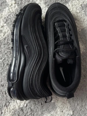 Nike Air Max 97 Triple Black sneakers 40,5  - Nike Air Max 97 Triple Black i mycket gott skick, varsamt använda. Storlek 40,5 
