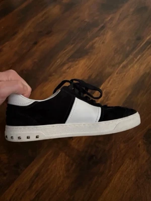 Flycrews  - Säljer dessa svarta valentino flycrews allt og ingår försöker sälja snabbt kom med bud😅