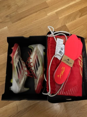 Fotbollskor - Adidas f50 storlek 44 2/3 bra Skick fortfarande box påse extra sulor tags medföljer skriv vid funderingar 