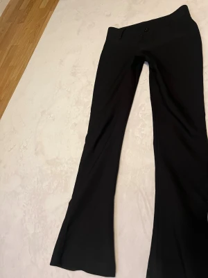 midwaist kostymbyxor från gina  - en knapp som gått sönder bara annars som nya! kan passa S oxå🩷